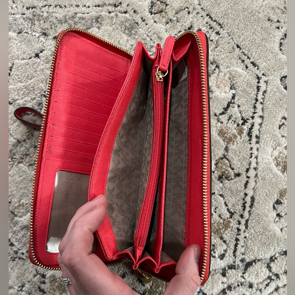 Micheal Kors wristlet. - Picture 2 of 3